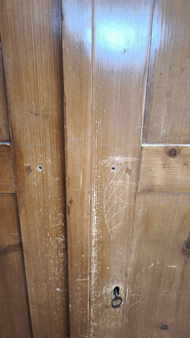 218 Armadio due ante in legno con cassetto inferiore