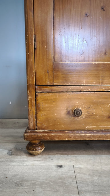 218 Armadio due ante in legno con cassetto inferiore