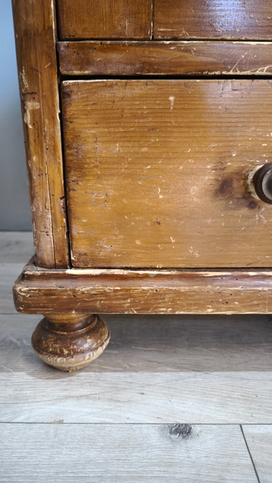 218 Armadio due ante in legno con cassetto inferiore