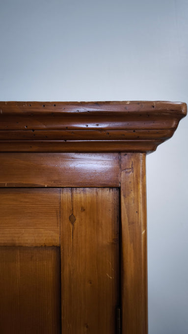 218 Armadio due ante in legno con cassetto inferiore