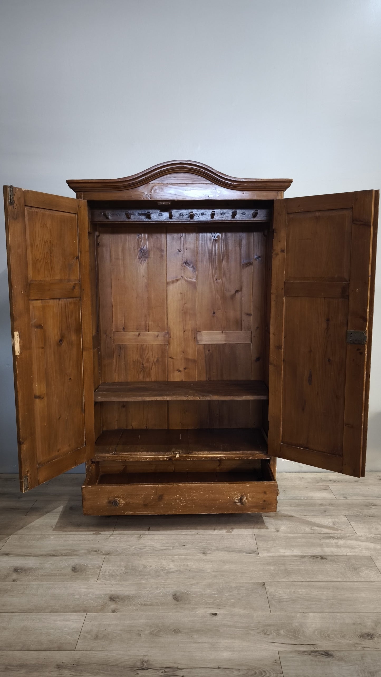 218 Armadio due ante in legno con cassetto inferiore