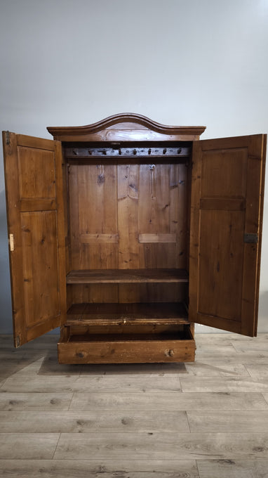 218 Armadio due ante in legno con cassetto inferiore