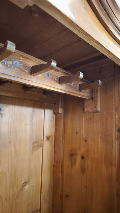 218 Armadio due ante in legno con cassetto inferiore
