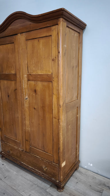 218 Armadio due ante in legno con cassetto inferiore