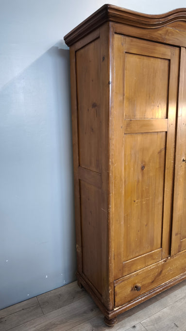 218 Armadio due ante in legno con cassetto inferiore