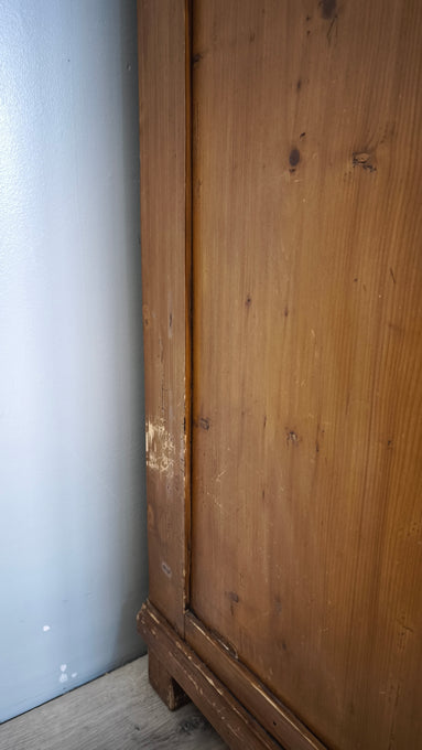 218 Armadio due ante in legno con cassetto inferiore
