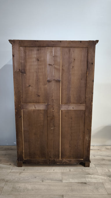 218 Armadio due ante in legno con cassetto inferiore