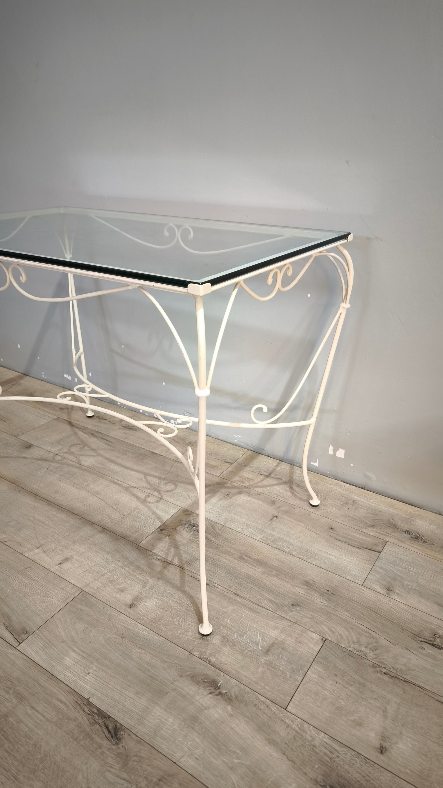 91839 Tavolo da esterno con base in ferro bianco e piano in vetro