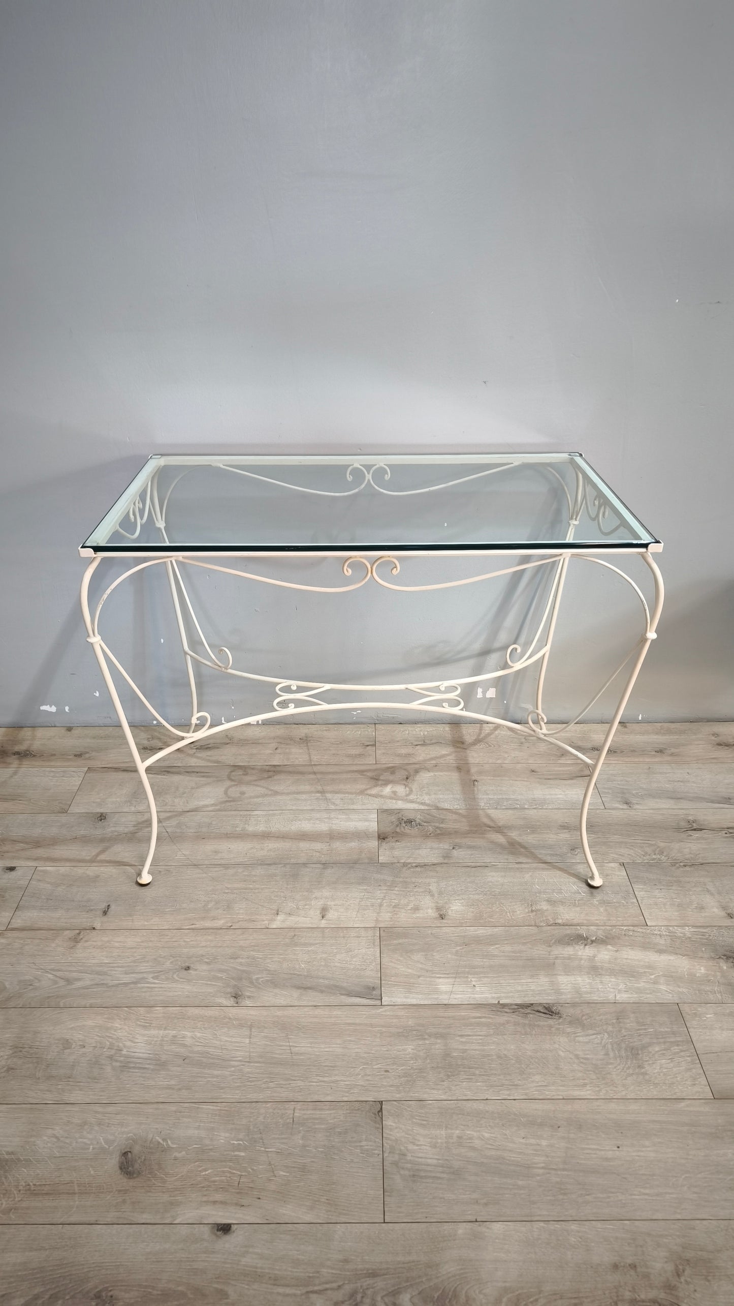91839 Tavolo da esterno con base in ferro bianco e piano in vetro