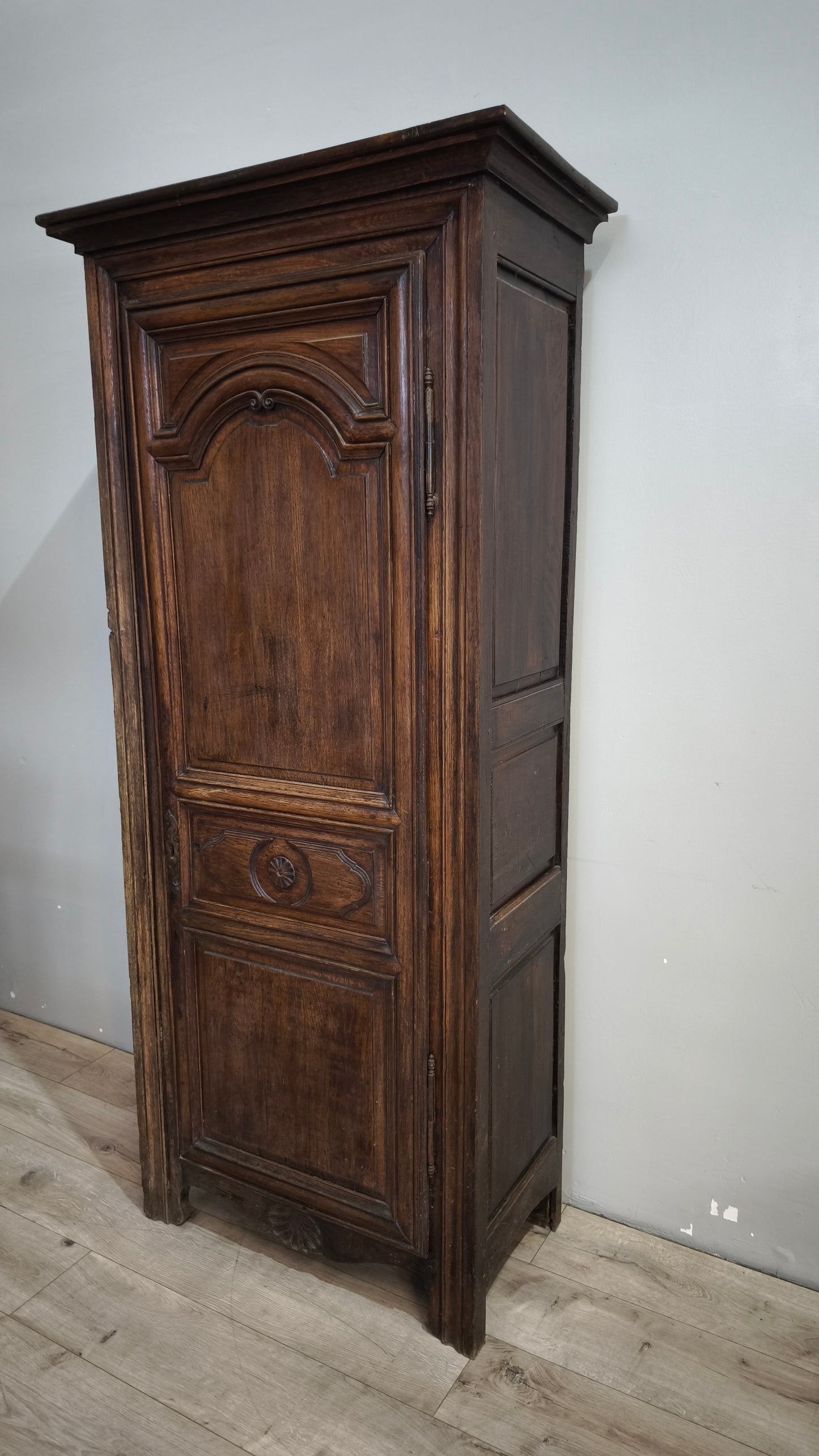 217 Armadio un'anta in legno massello
