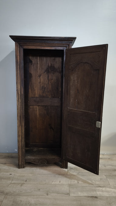 217 Armadio un'anta in legno massello