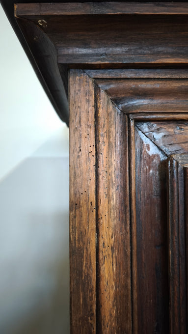217 Armadio un'anta in legno massello