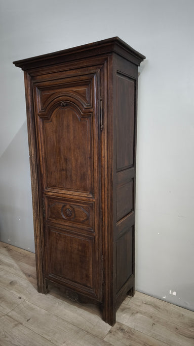 217 Armadio un'anta in legno massello