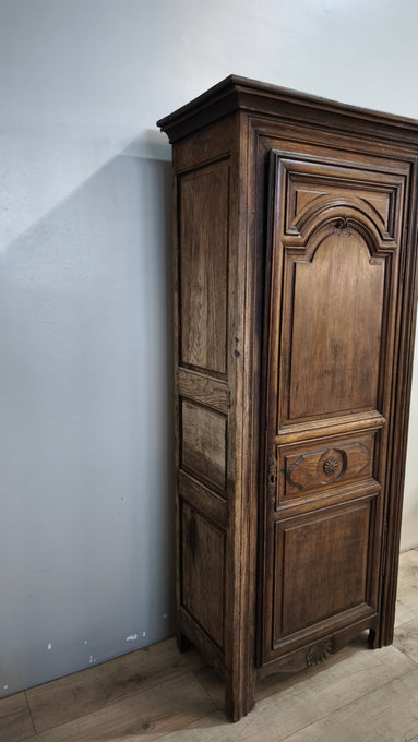 217 Armadio un'anta in legno massello