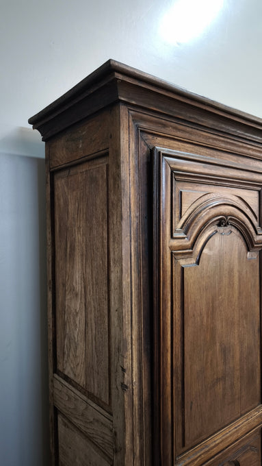 217 Armadio un'anta in legno massello