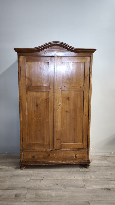 218 Armadio due ante in legno con cassetto inferiore