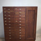 91853 Mobile archivio vintage in legno con 22 cassetti e uno sportello