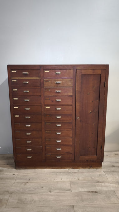 91853 Mobile archivio vintage in legno con 22 cassetti e uno sportello