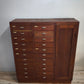 91853 Mobile archivio vintage in legno con 22 cassetti e uno sportello