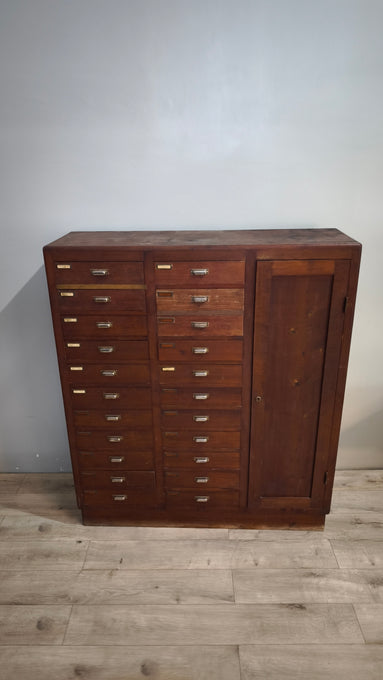 91853 Mobile archivio vintage in legno con 22 cassetti e uno sportello