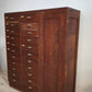91853 Mobile archivio vintage in legno con 22 cassetti e uno sportello