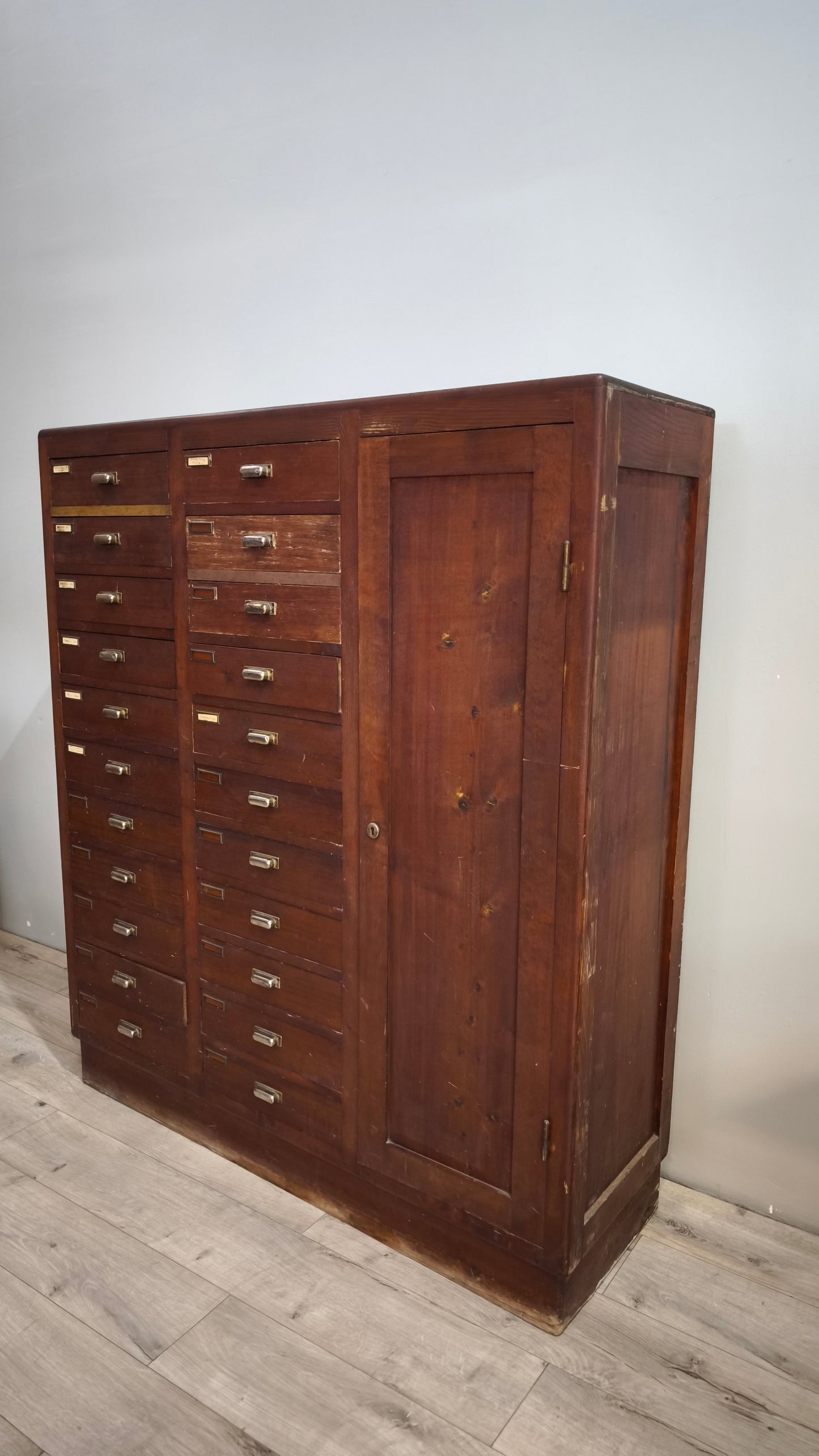 91853 Mobile archivio vintage in legno con 22 cassetti e uno sportello