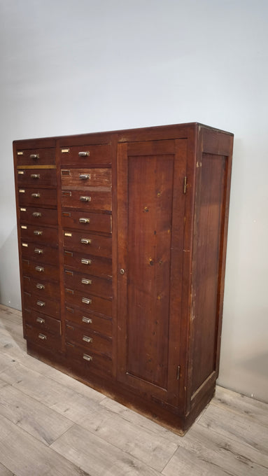 91853 Mobile archivio vintage in legno con 22 cassetti e uno sportello