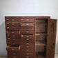 91853 Mobile archivio vintage in legno con 22 cassetti e uno sportello