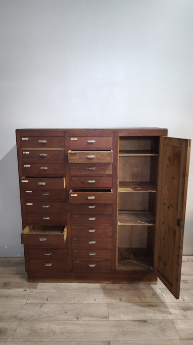 91853 Mobile archivio vintage in legno con 22 cassetti e uno sportello