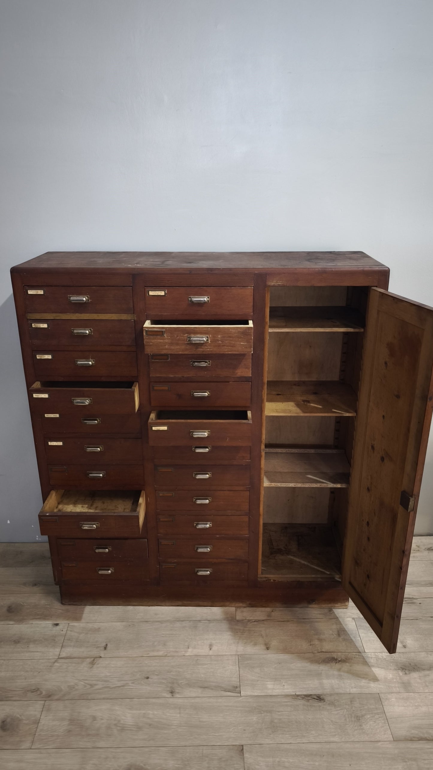 91853 Mobile archivio vintage in legno con 22 cassetti e uno sportello