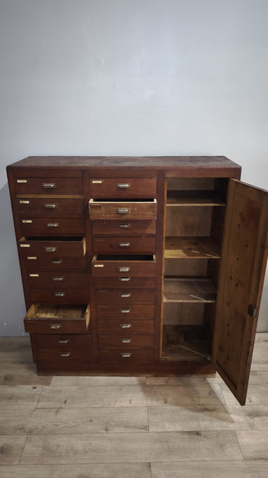 91853 Mobile archivio vintage in legno con 22 cassetti e uno sportello