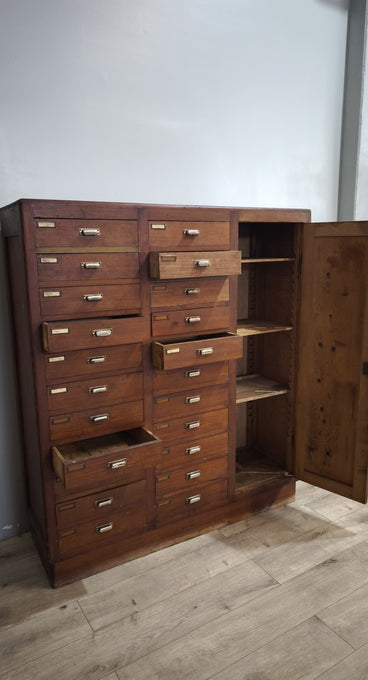 91853 Mobile archivio vintage in legno con 22 cassetti e uno sportello