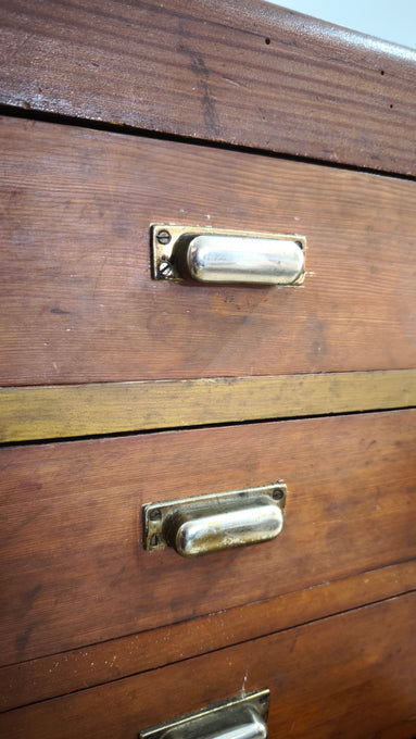 91853 Mobile archivio vintage in legno con 22 cassetti e uno sportello
