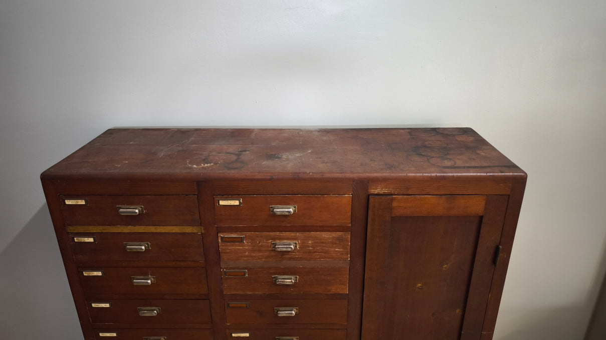 91853 Mobile archivio vintage in legno con 22 cassetti e uno sportello