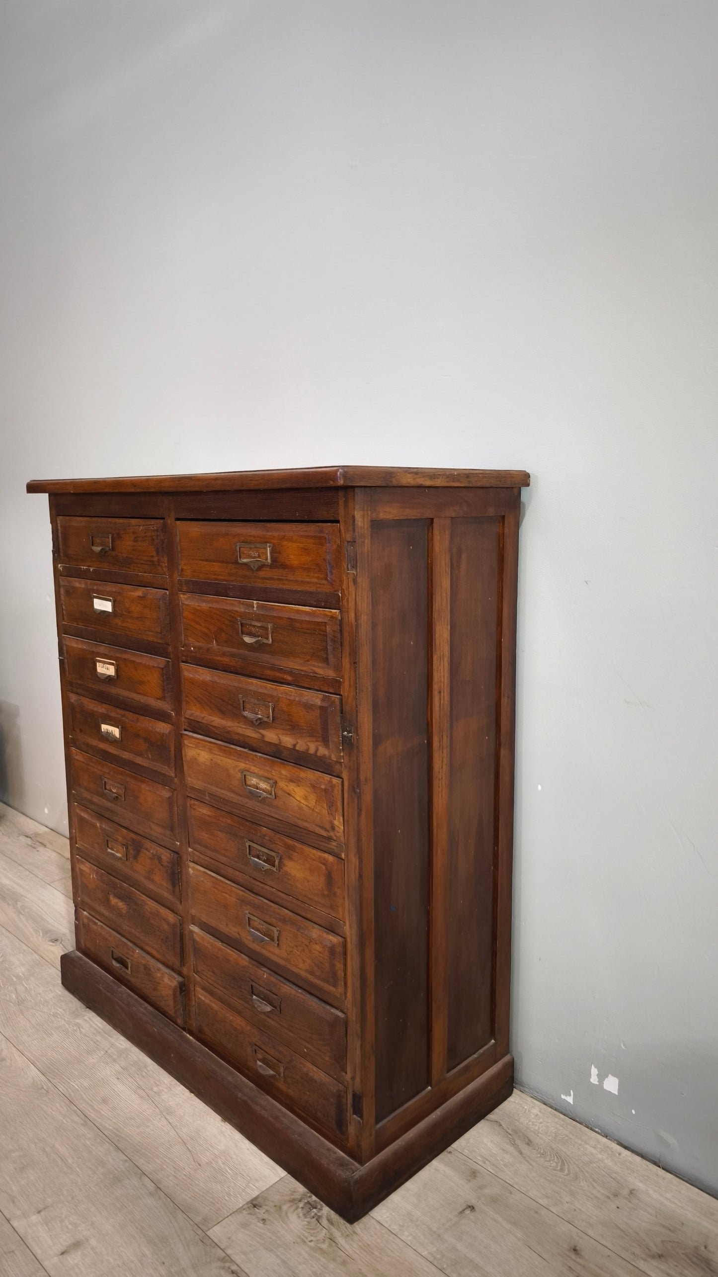 91854 Mobile archivio vintage in legno con 16 cassetti