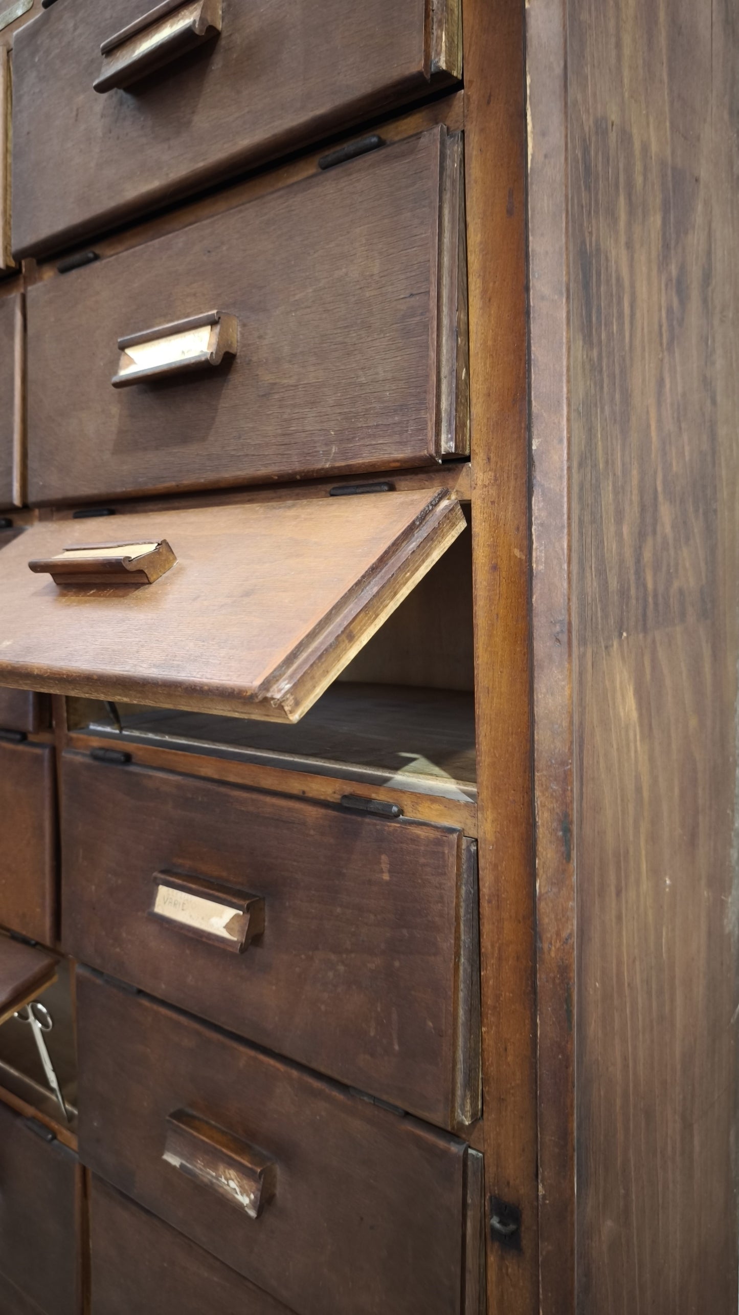 91855 Mobile archivio vintage in legno con 20 cassetti Anonima Castelli
