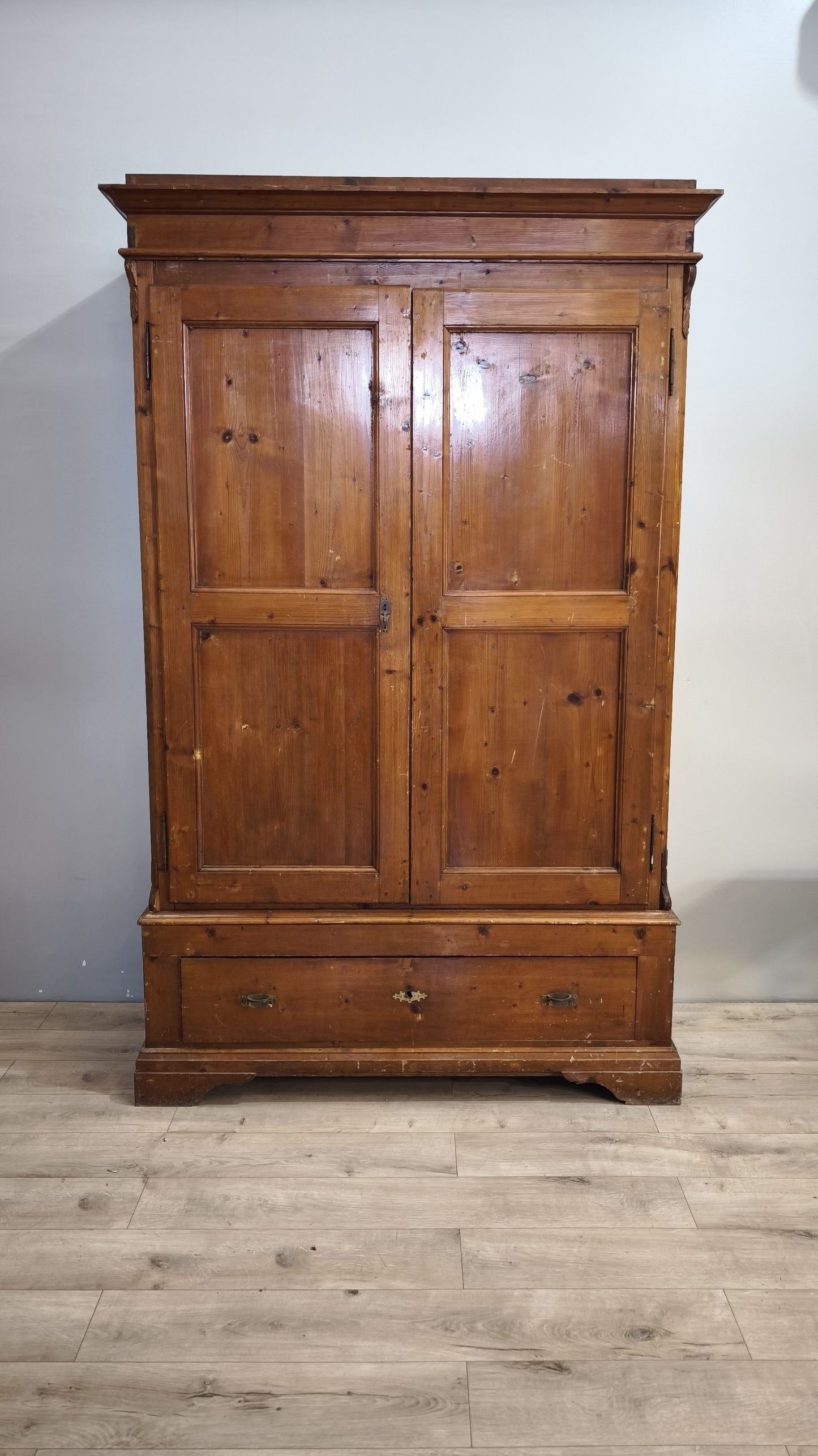 91876 Armadio due ante in legno con cassetto inferiore