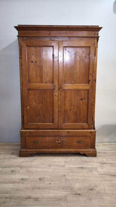 91876 Armadio due ante in legno con cassetto inferiore