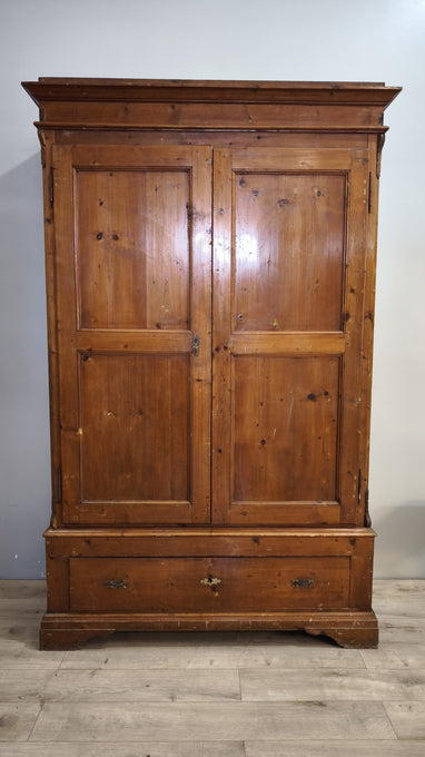 91876 Armadio due ante in legno con cassetto inferiore