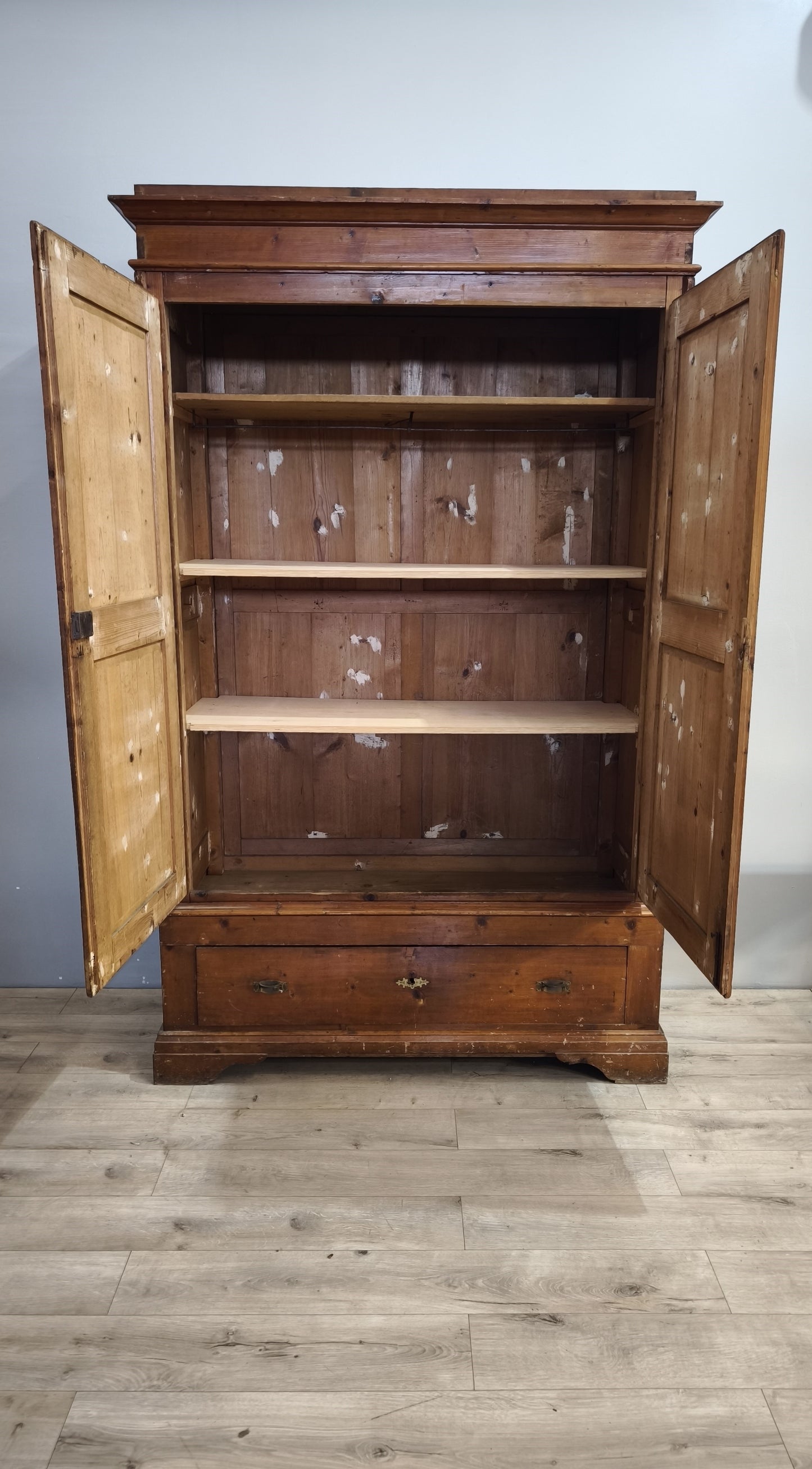 91876 Armadio due ante in legno con cassetto inferiore
