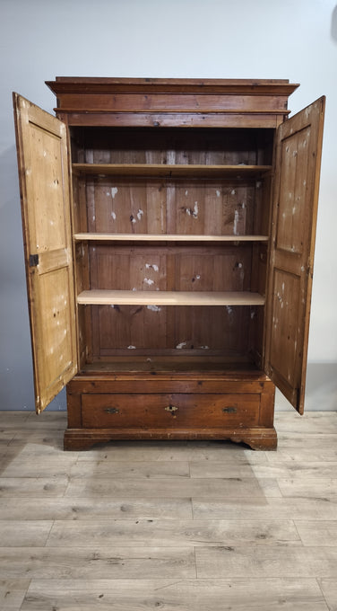 91876 Armadio due ante in legno con cassetto inferiore