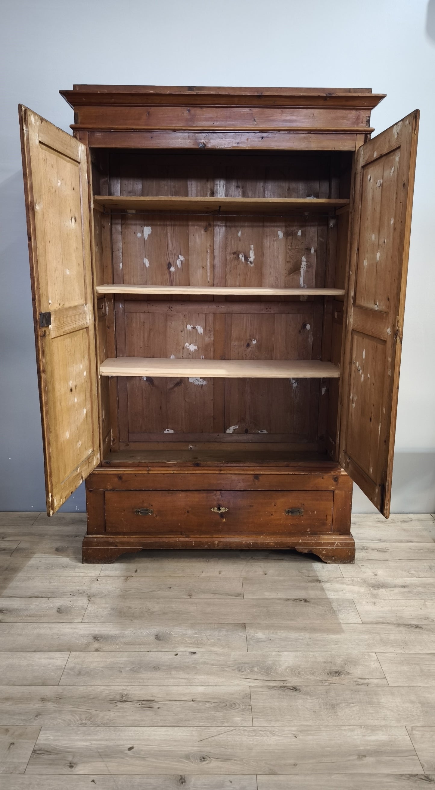 91876 Armadio due ante in legno con cassetto inferiore