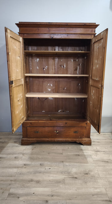 91876 Armadio due ante in legno con cassetto inferiore