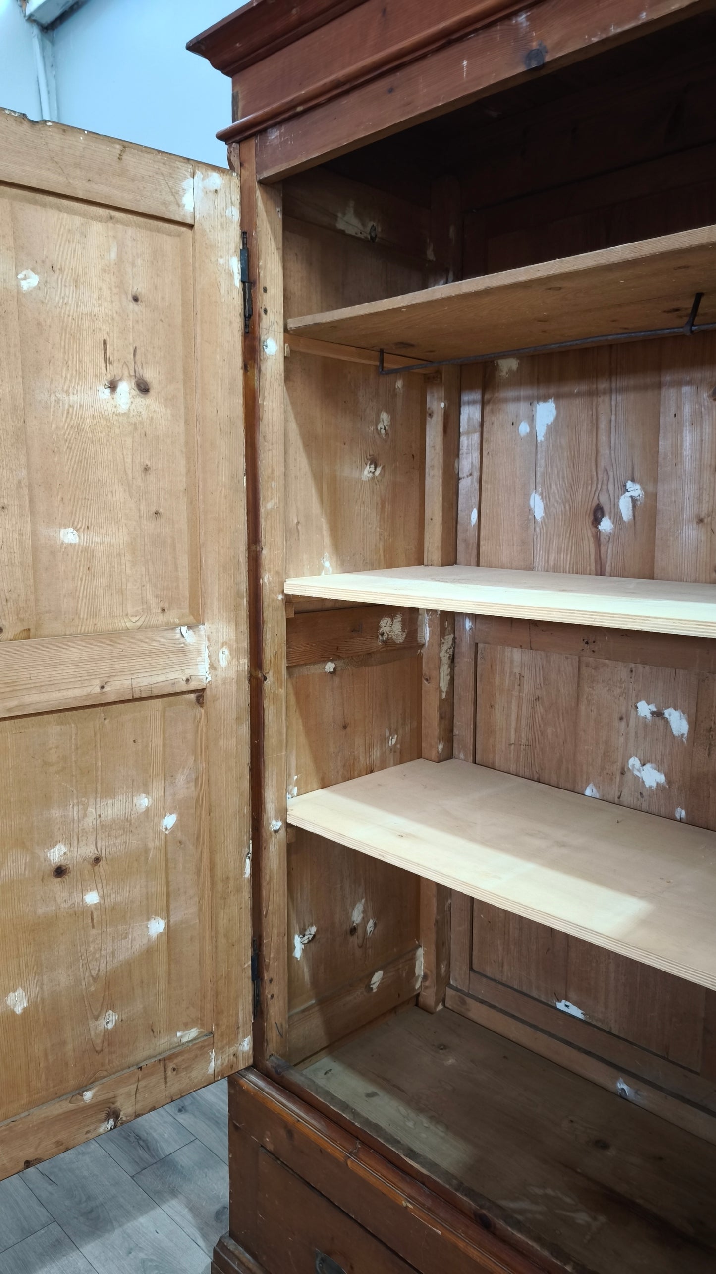 91876 Armadio due ante in legno con cassetto inferiore