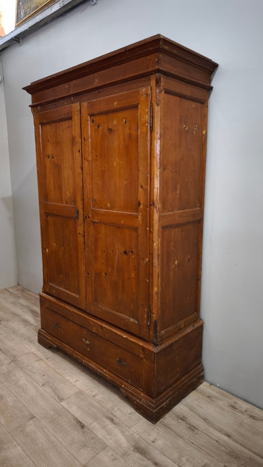 91876 Armadio due ante in legno con cassetto inferiore