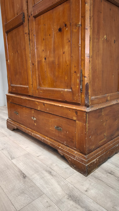 91876 Armadio due ante in legno con cassetto inferiore