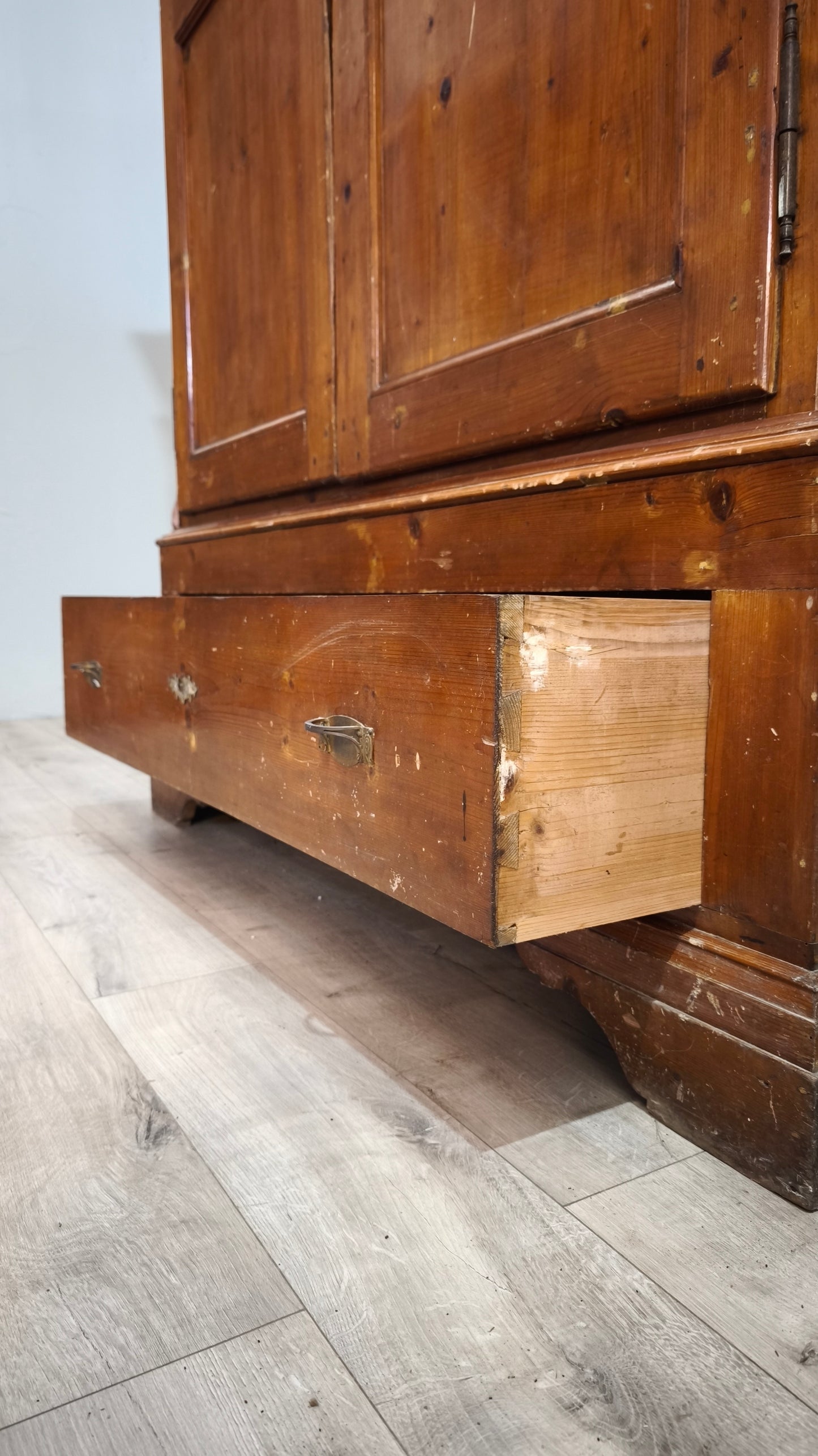 91876 Armadio due ante in legno con cassetto inferiore