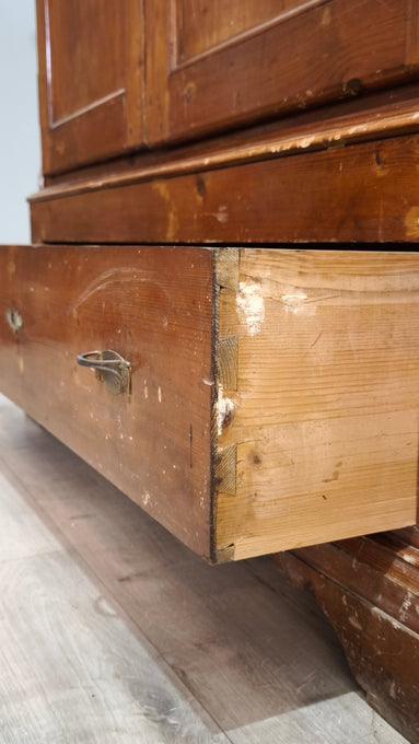 91876 Armadio due ante in legno con cassetto inferiore