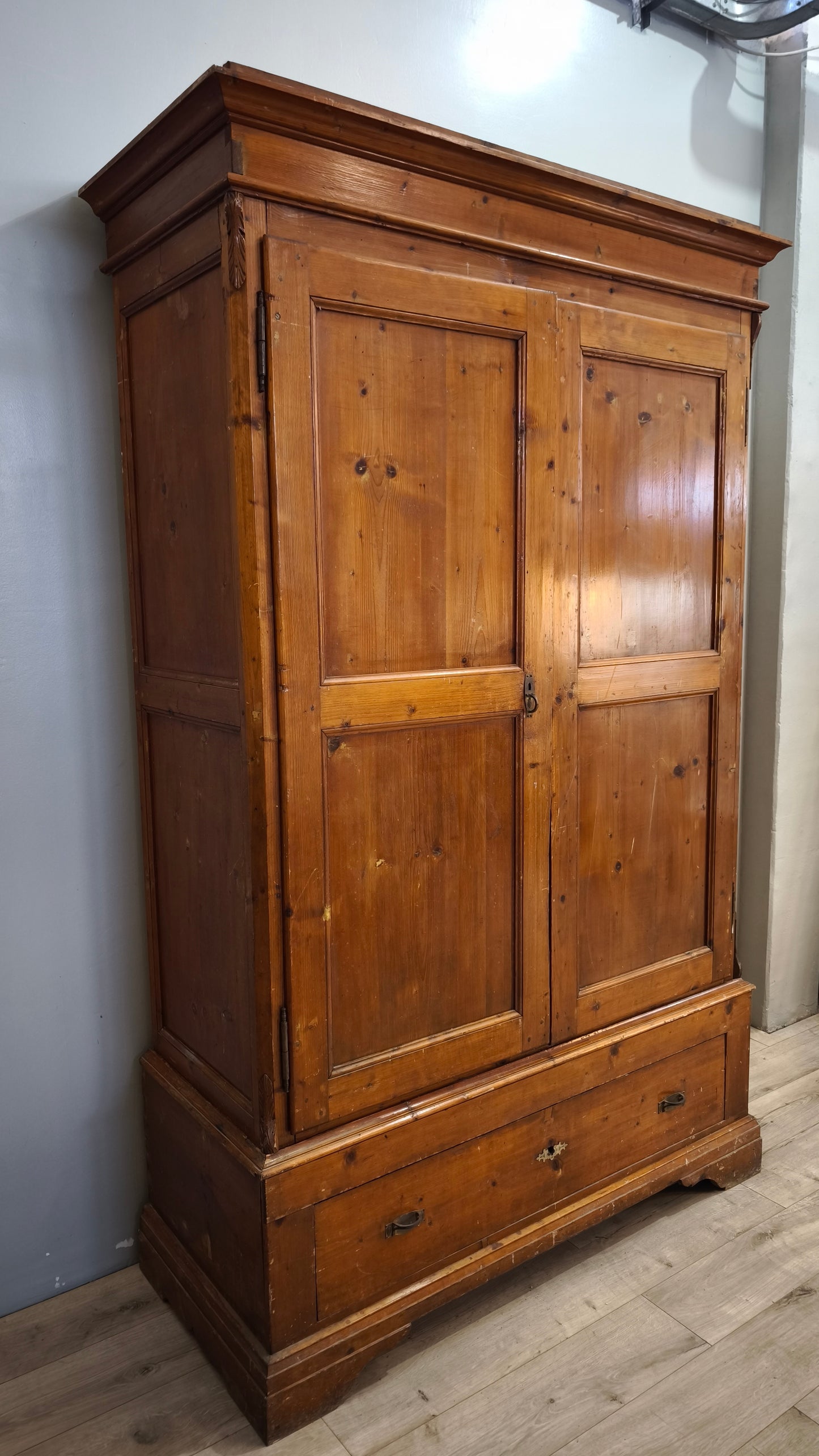 91876 Armadio due ante in legno con cassetto inferiore