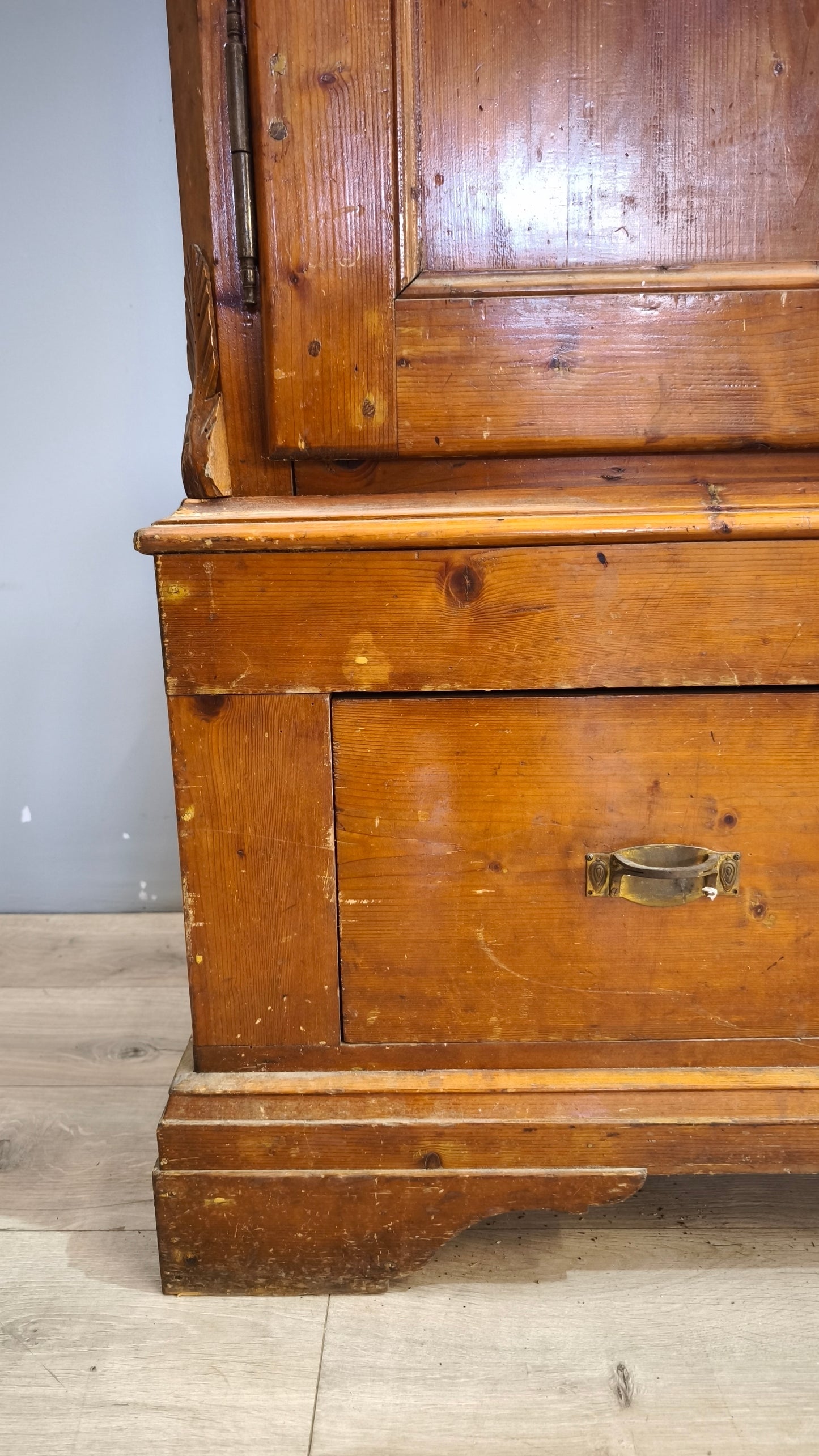 91876 Armadio due ante in legno con cassetto inferiore